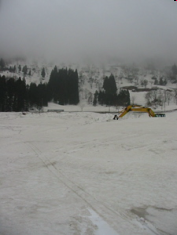 芝原から振り返る芝原峠方面は霧の中