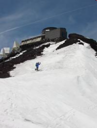 レーダードームの撤去された剣が峰(P4)直下を滑る