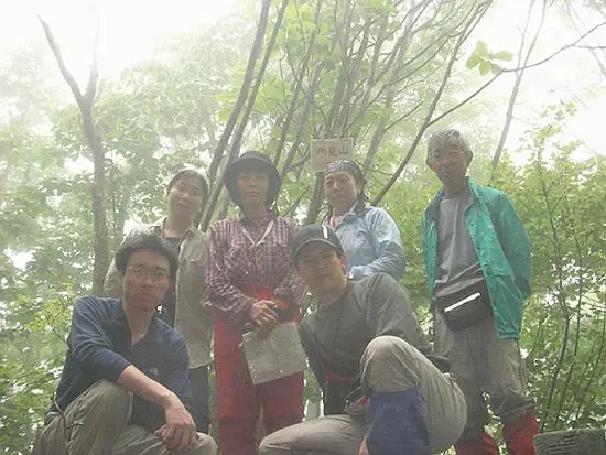 山名板を前に記念撮影 山名板を前に記念撮影