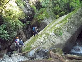 小川谷名物のツルツル巨岩