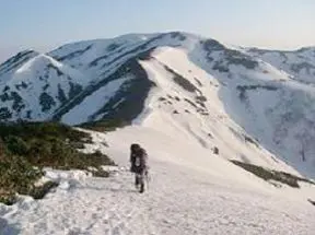 目前の巻機山へ向かって