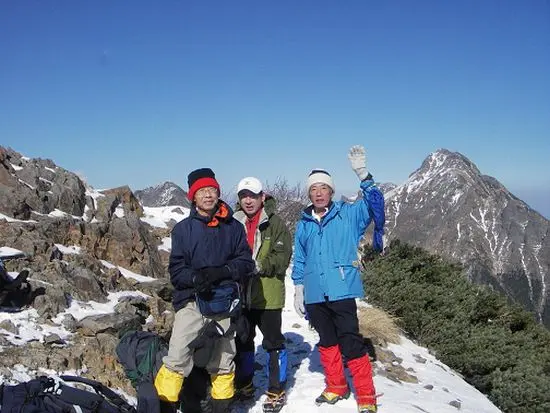 後ろに赤岳が聳えています 後ろに赤岳が聳えています
