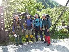 藪漕ぎ山行に向かうシニア四銃士