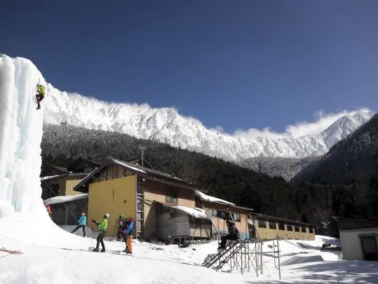 真っ白な横岳西壁(赤岳鉱泉より)