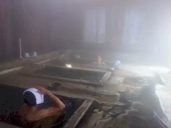 衝撃的です！3つの湯舟の前にある温泉神社